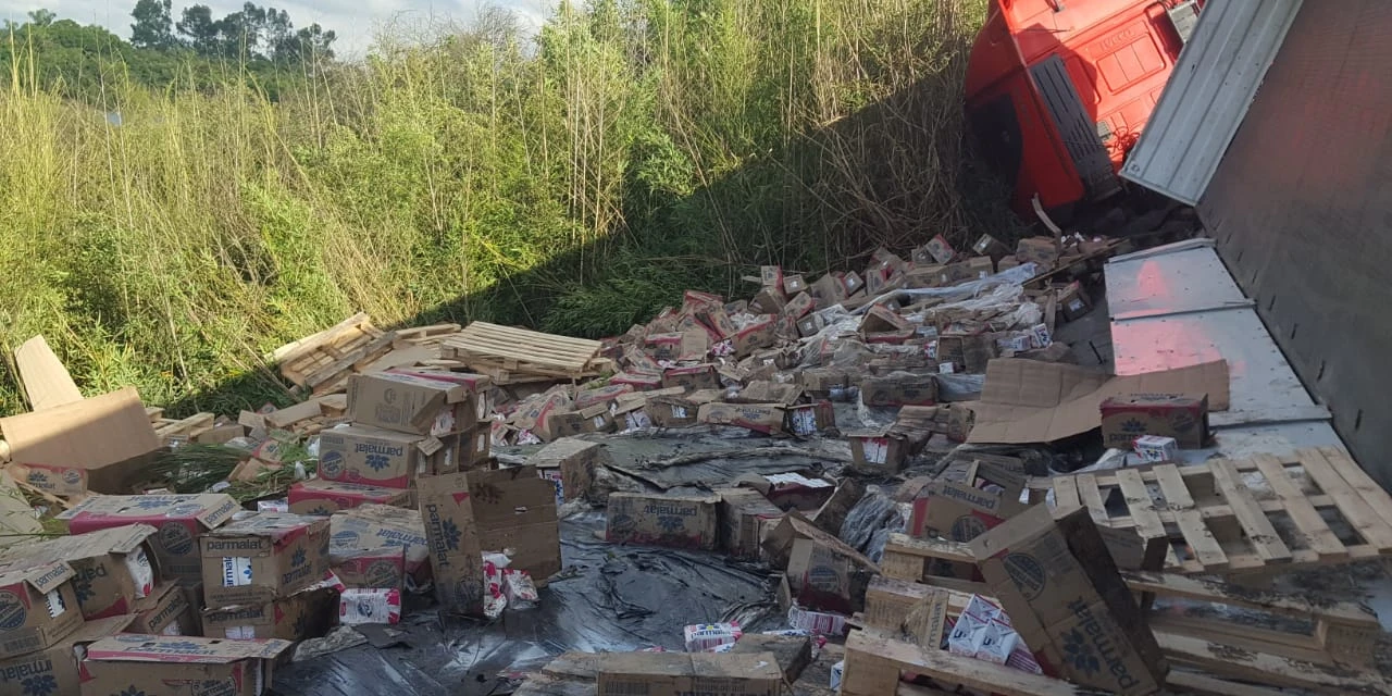 Fotos: Caminhão tomba na PR-151 e população saqueia carga de leite, em PG