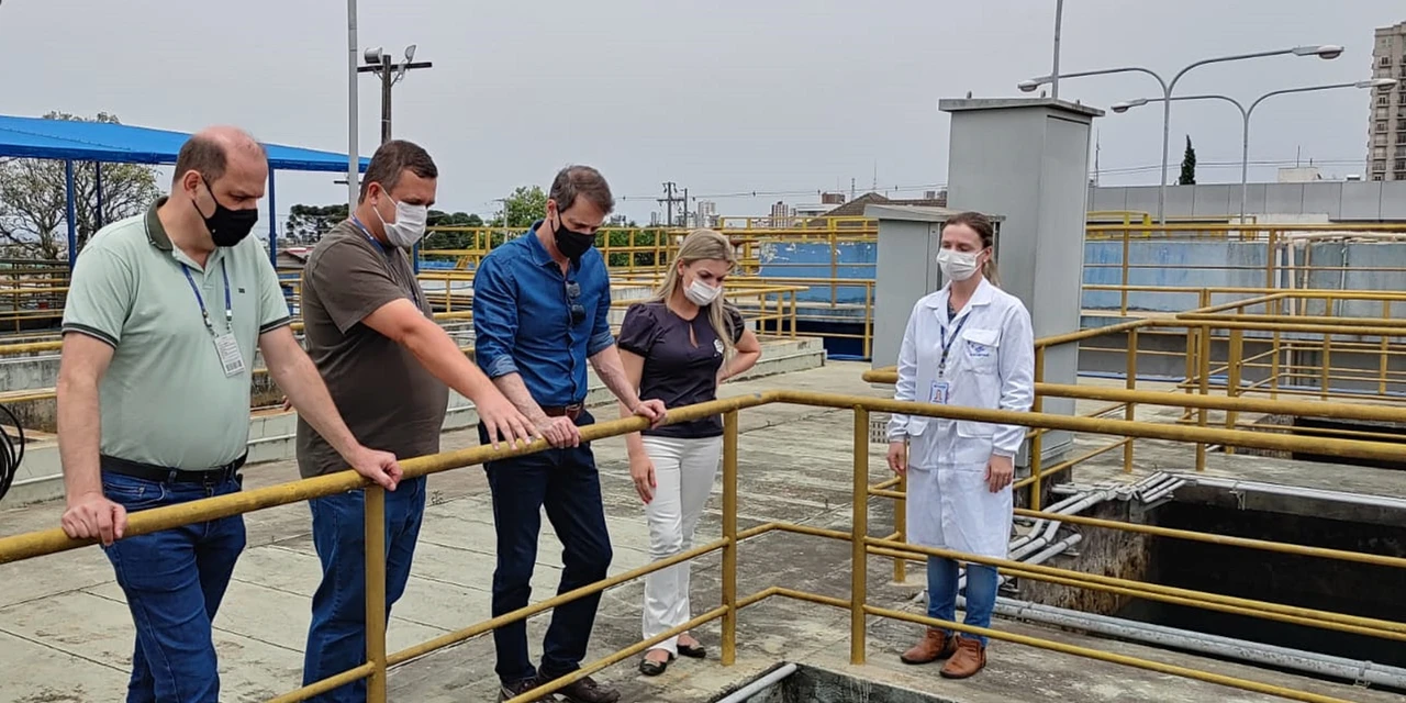 Presidente da Sanepar visita estação de tratamento e captação na Represa Alagados em PG