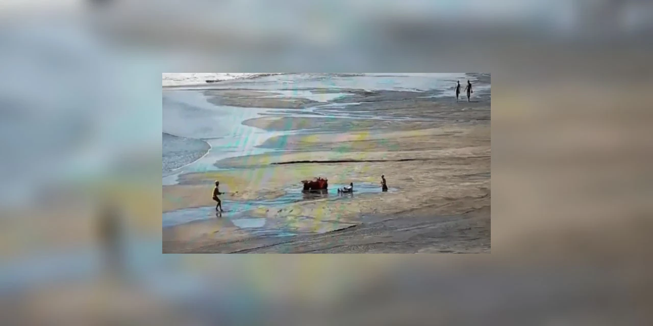 Mulher invade área restrita e fica atolada em obras na praia de Balneário Camboriú