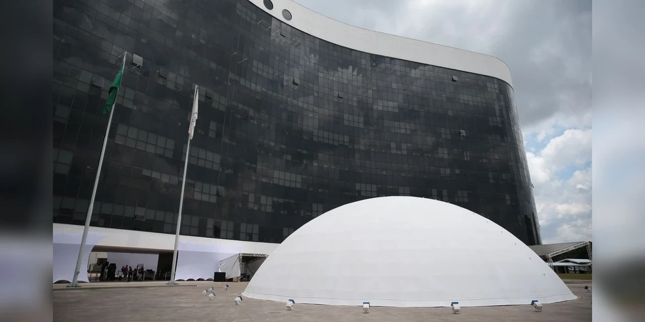 TSE rejeita pedido para cassar chapa Bolsonaro-Mourão por disparo em massa de mensagens via WhatsApp