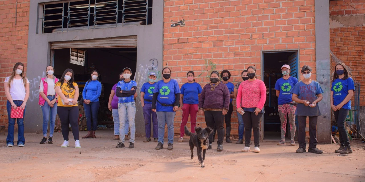 Projeto da UEPG distribui produtos de higiene e cosméticos para associação de catadores