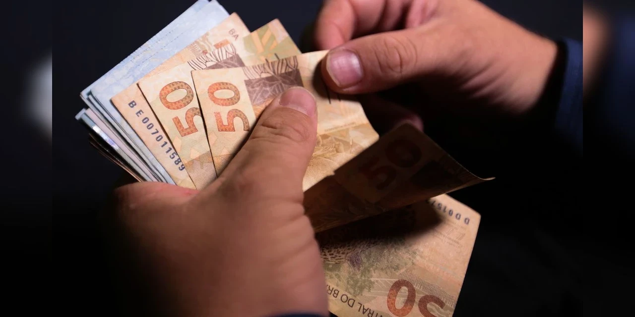 Salário mínimo pode subir para R$ 1.200 em 2022