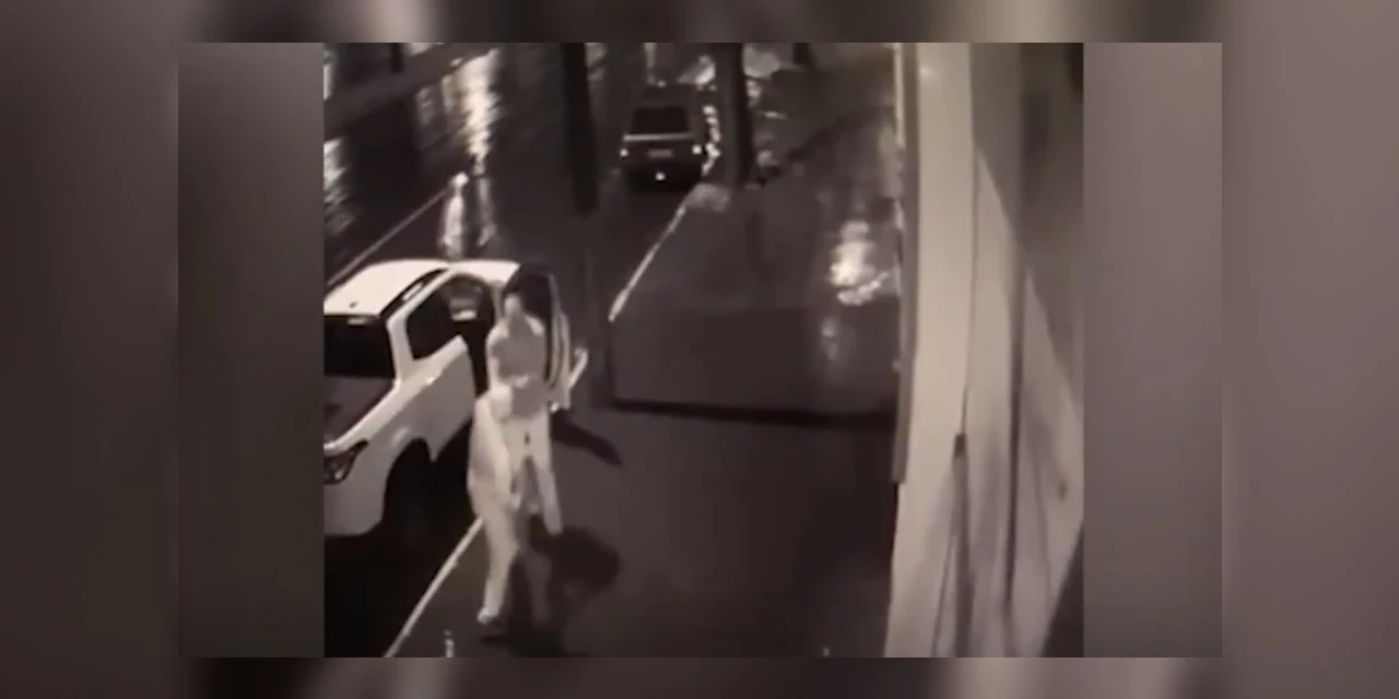 Vídeo: Homem sai do veículo para urinar e é assaltado em cidade do Paraná