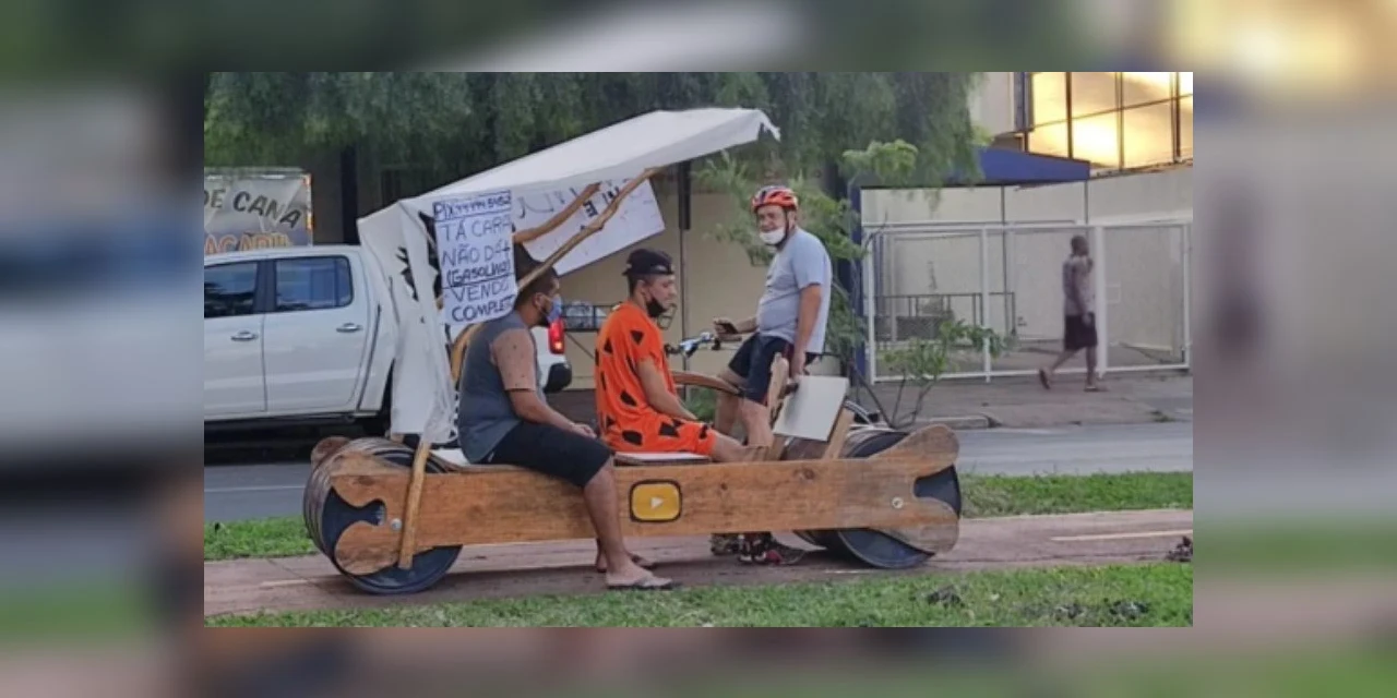Vídeo: Dupla constrói carro dos Flintstones em protesto contra preço dos combustíveis no Paraná