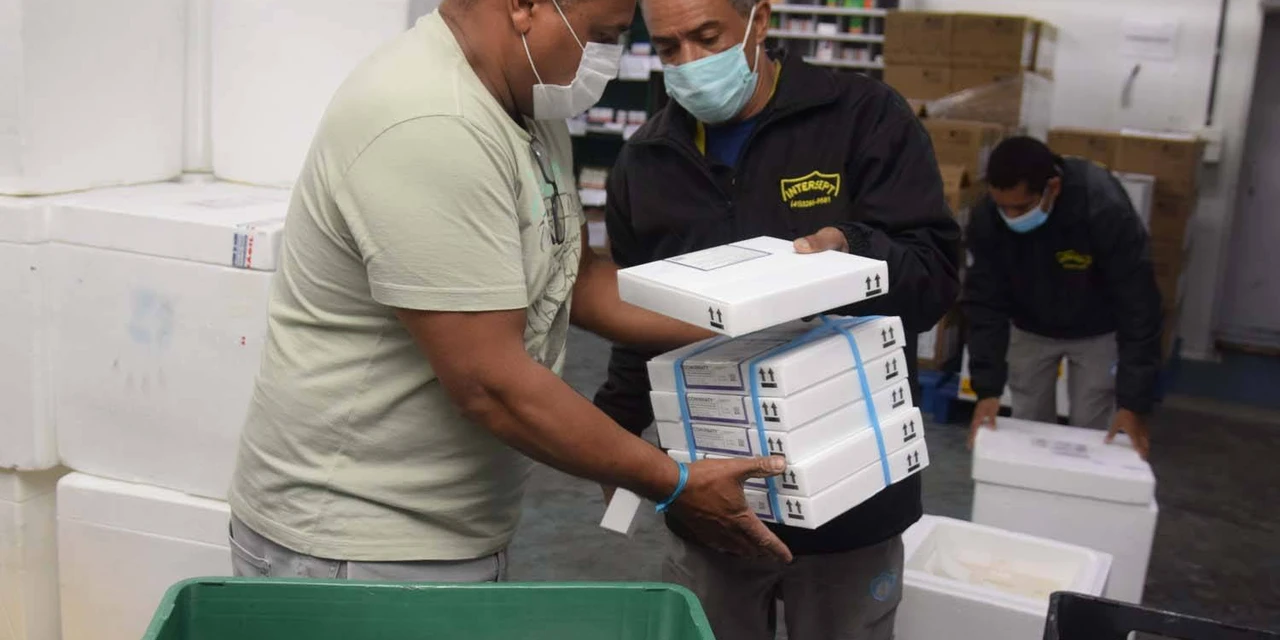 Novo lote de 450 mil vacinas contra COVID-19 será destinado para adolescentes e reforço dos idosos no PR