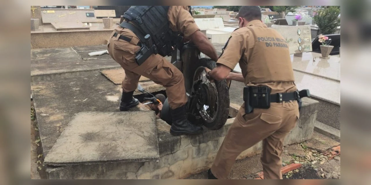 No Paraná, moto é encontrada dentro de túmulo