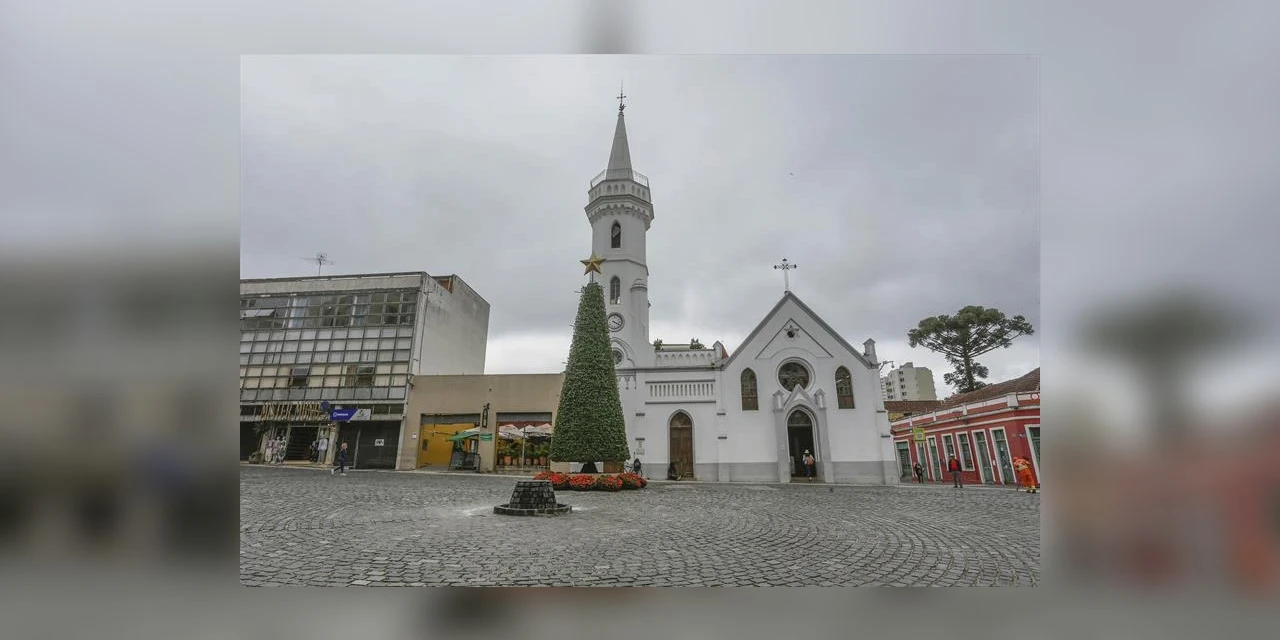 Natal de Curitiba começa nesta quinta (18) com estreia da decoração do Largo da Ordem