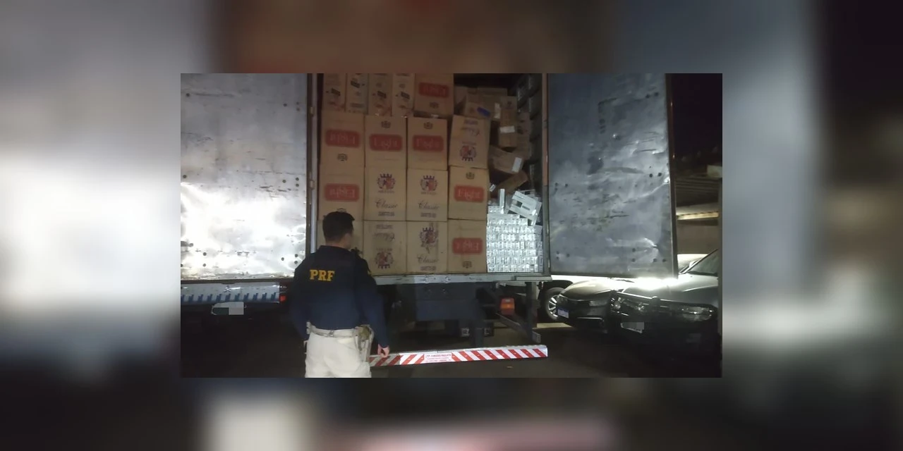 Durante fuga de abordagem, motorista quase tomba caminhão carregado com cerca de 175 mil maços de cigarros no Paraná