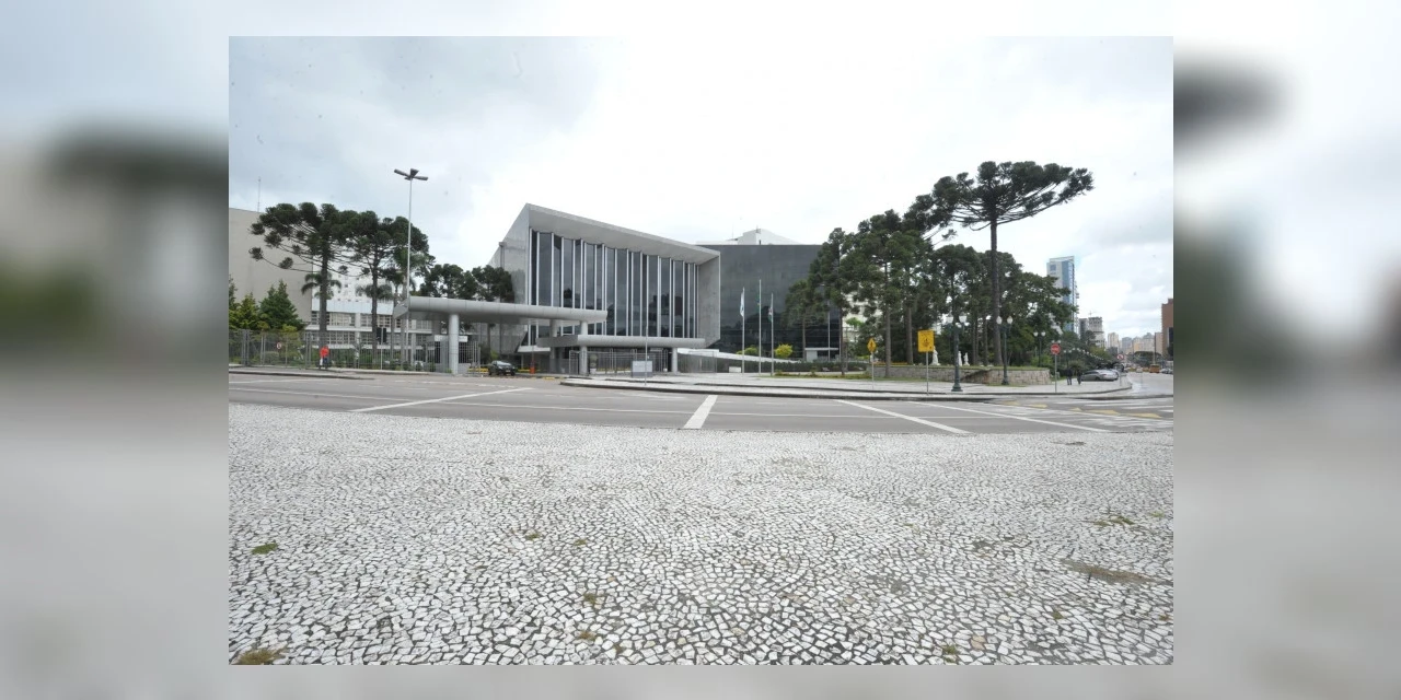 Deputados iniciam debate em plenário de projeto que permite parcelamento de imposto sobre medicamentos