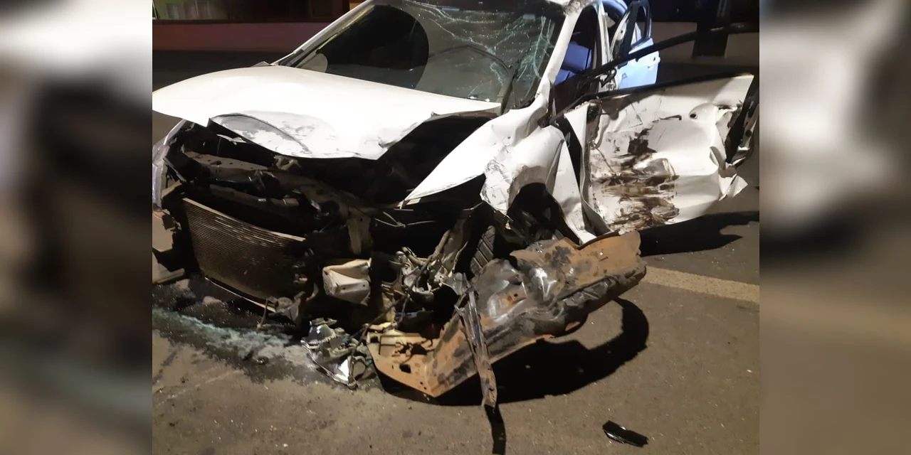 Motorista fica ferido após colidir contra caminhão estacionado na Avenida Souza Naves em PG