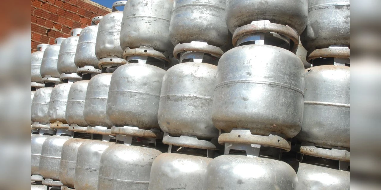 Bolsonaro sanciona lei que institui o auxílio gás; entenda como funciona