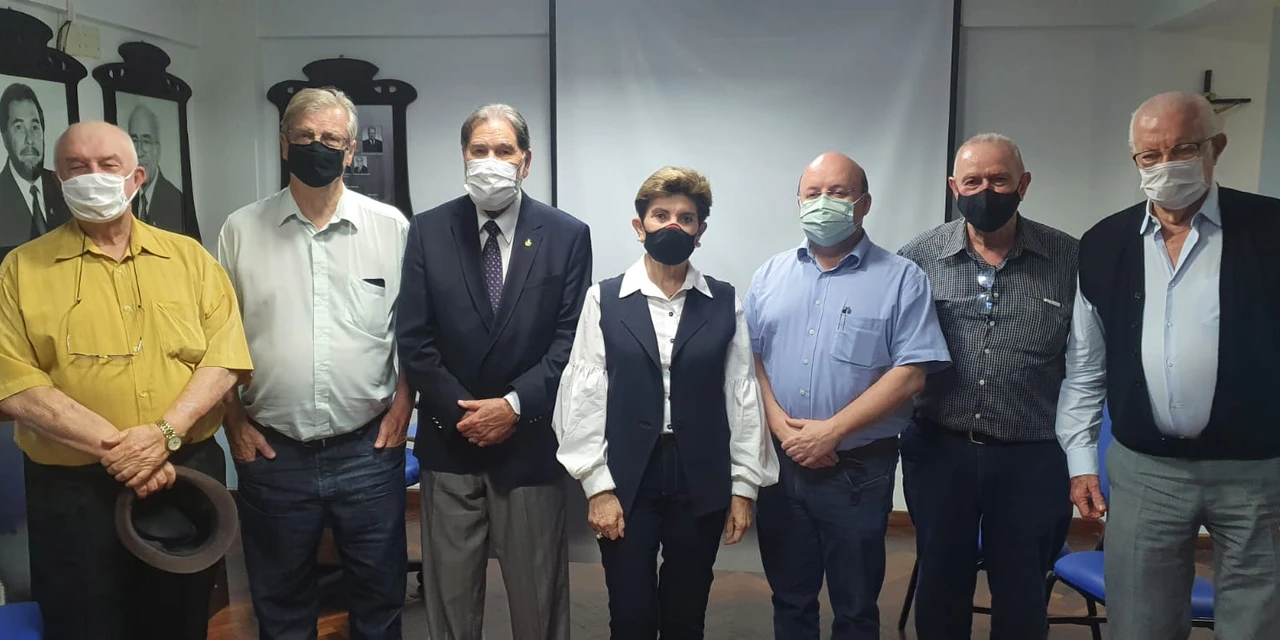 Santa Casa de PG recebe visita da Prefeita Elizabeth Schmidt