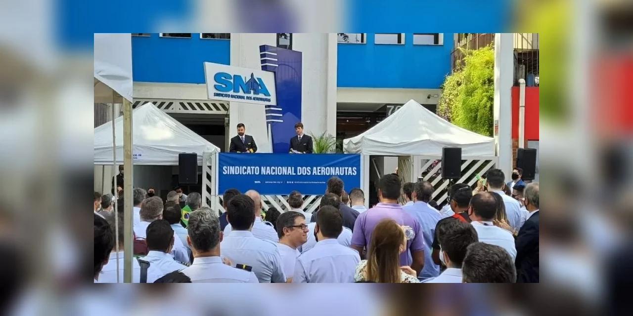 Sem acordo com aéreas, pilotos e comissários começam greve nacional na segunda (29)