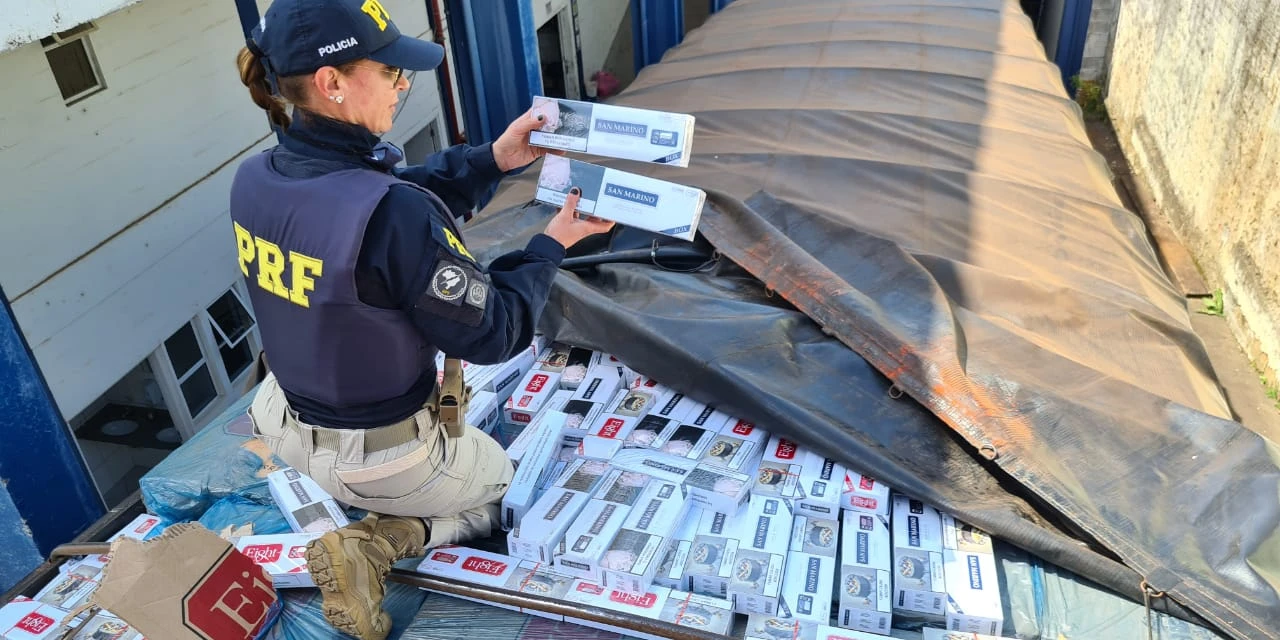 PRF apreende 200 mil maços de cigarro na BR-376 nos Campos Gerais