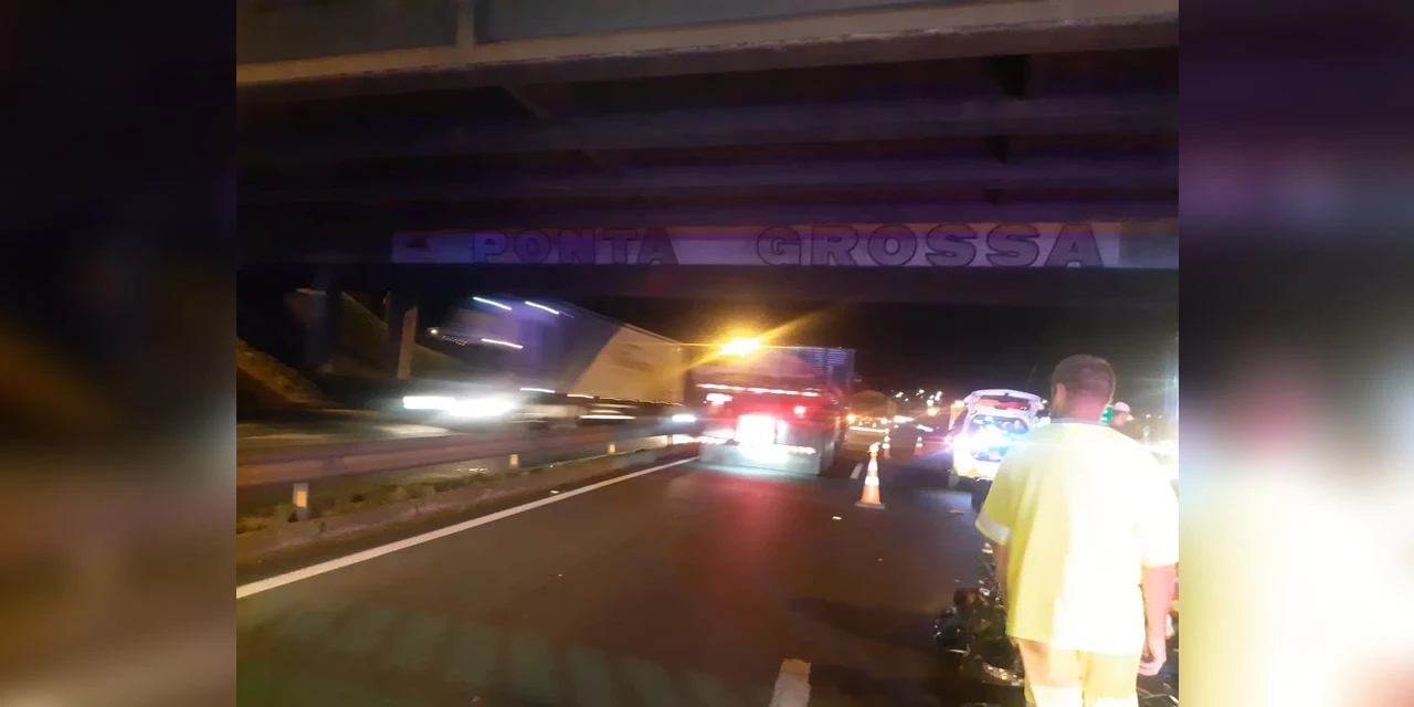 Motociclista e garupa ficam gravemente feridos após perderem controle da moto e atingir caminhão em rodovia de PG