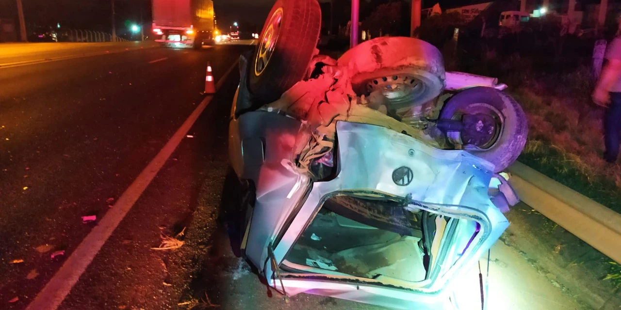 Fotos: Capotamento deixa mulher ferida na Avenida Souza Naves e motorista recusa teste do bafômetro