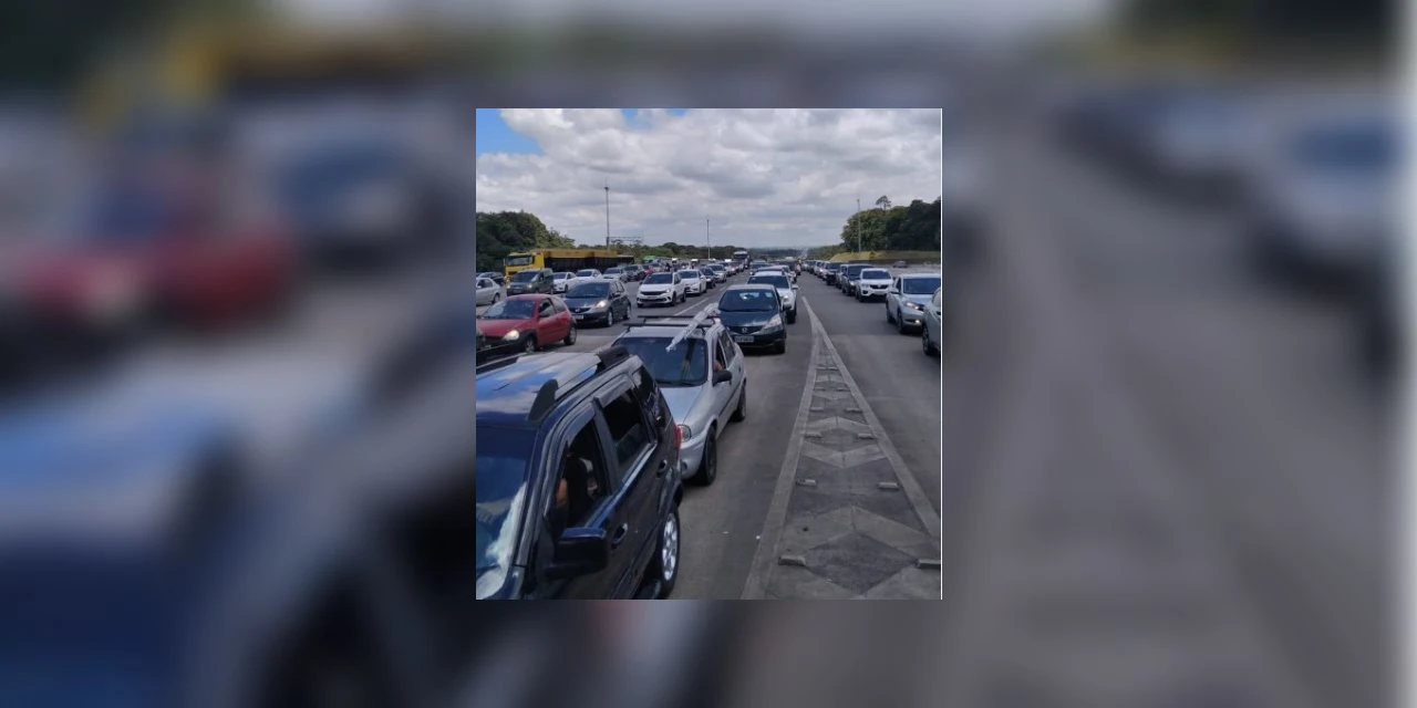 Descida para praias tem confusão e 14 km de filas com usuários que acreditavam que o pedágio já estaria liberado neste sábado (27)