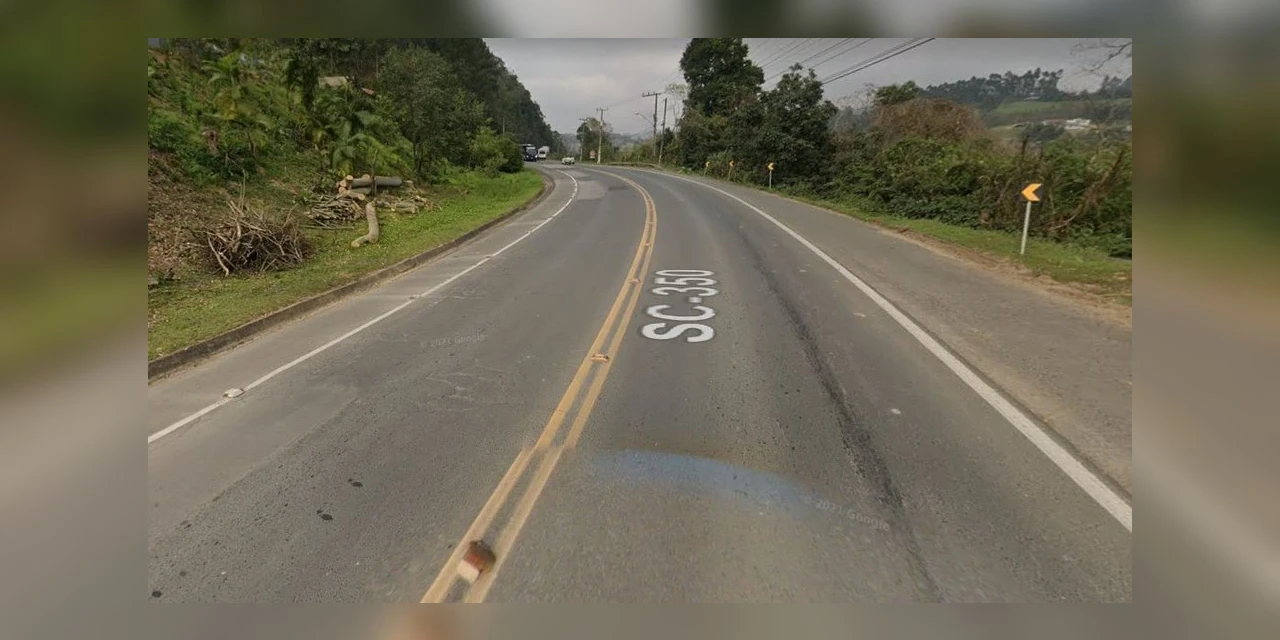 Bebê quase causa acidente ao ser encontrado engatinhando sozinho em rodovia