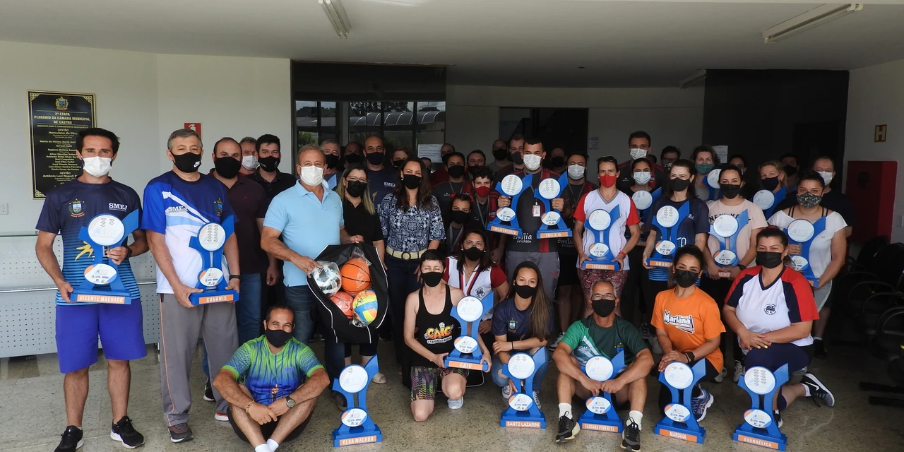 Escolas e dirigentes recebem premiação dos Jogos Estudantis de Castro