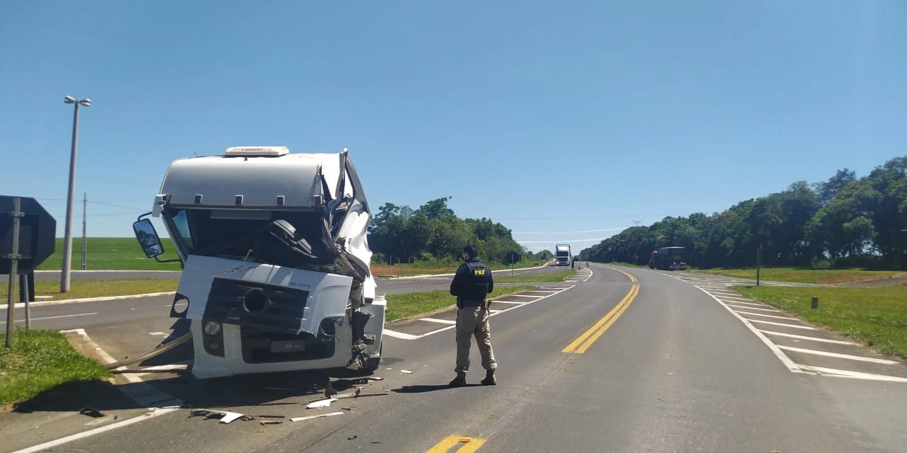 Colisão entre caminhões deixa uma vítima em estado grave nos Campos Gerais