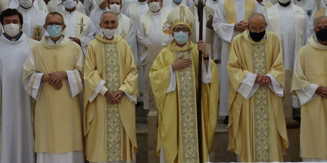 Missa em ação de graças celebra bodas de diamantes de padres e aniversário do bispo de Ponta Grossa