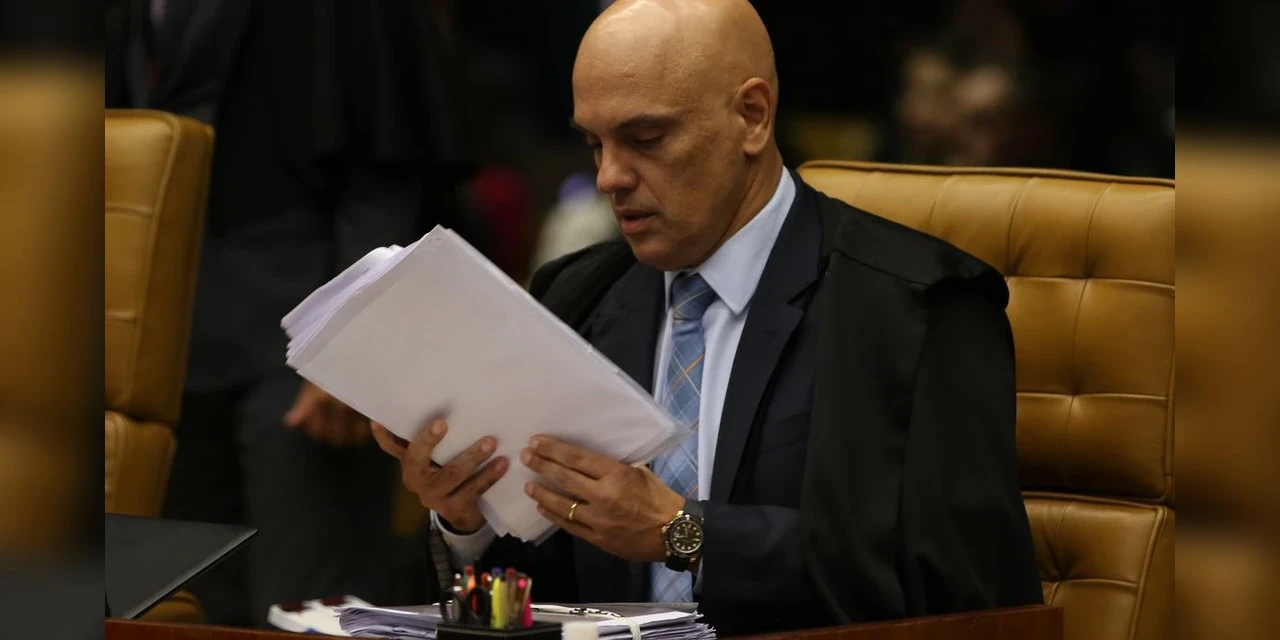 Alexandre de Moraes abre inquérito sobre live do presidente Bolsonaro