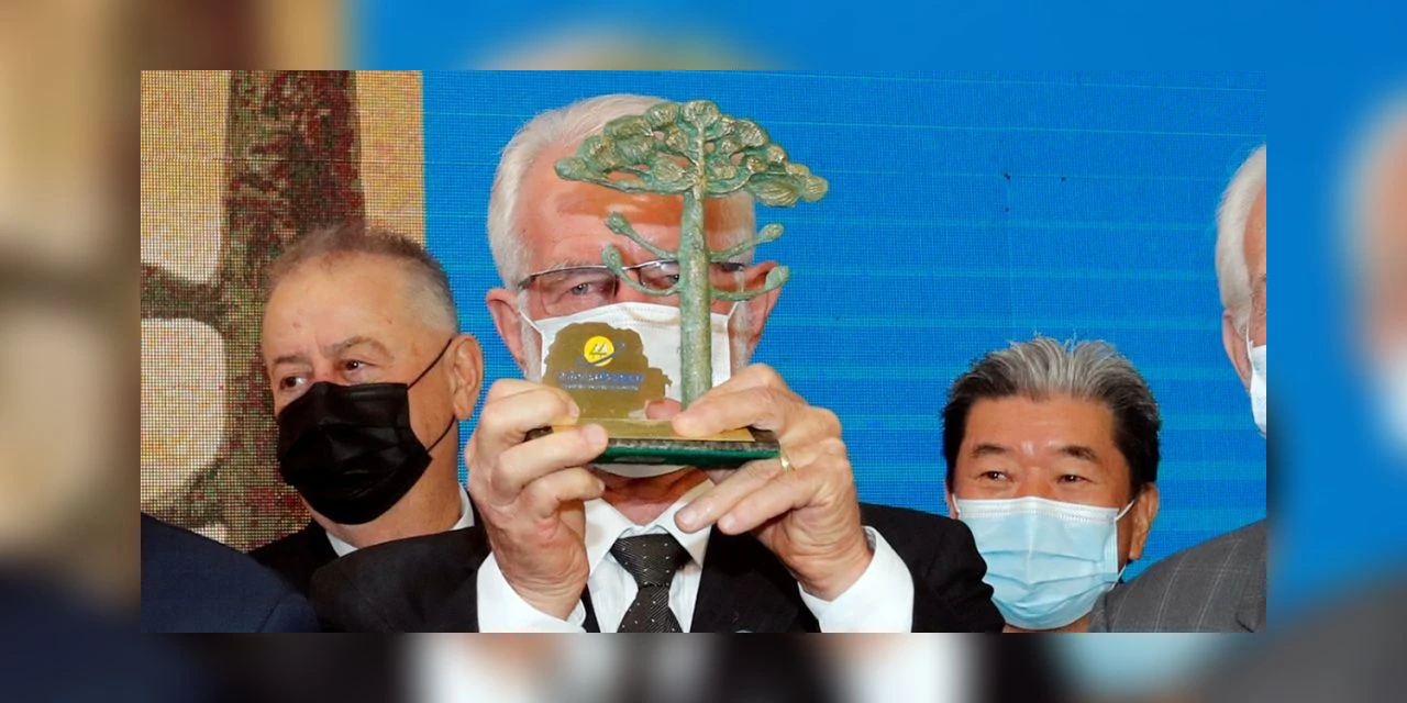 Referência cooperativista, Frans Borg é homenageado com Troféu Ocepar