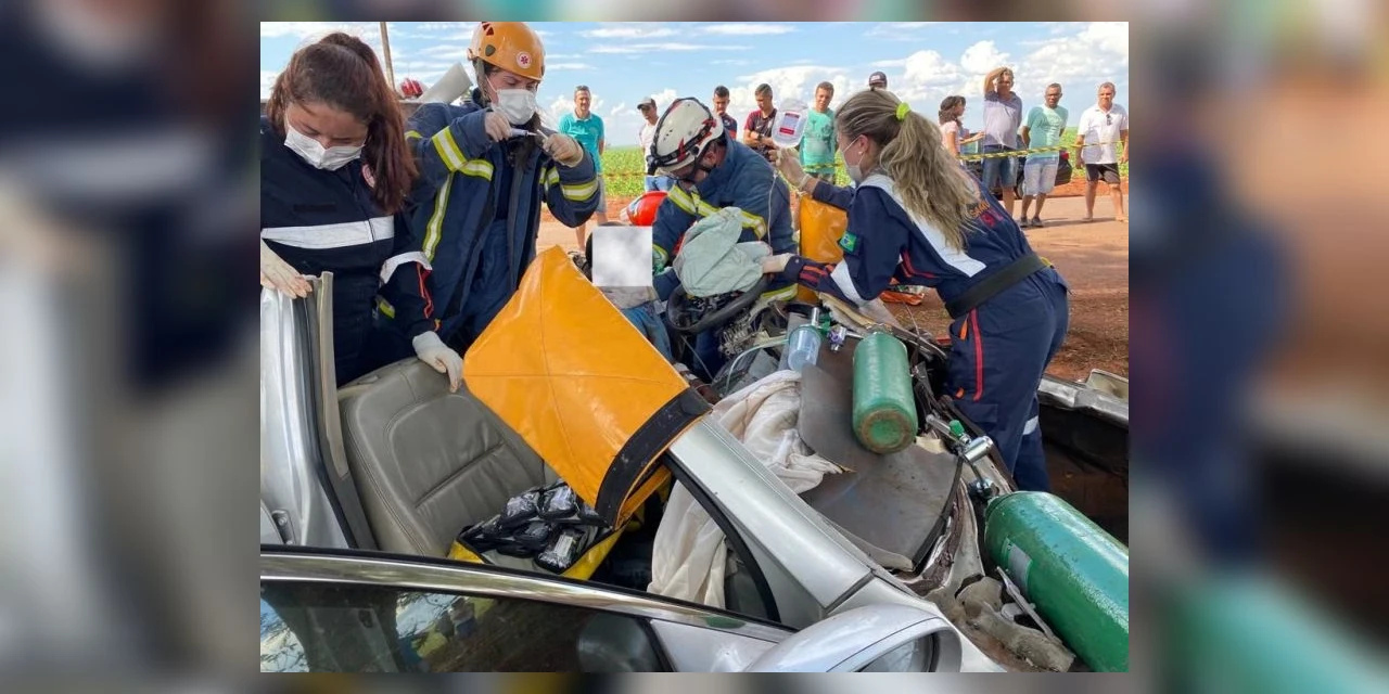 Motorista é resgatado com traumatismo craniano após carro capotar na PR-317