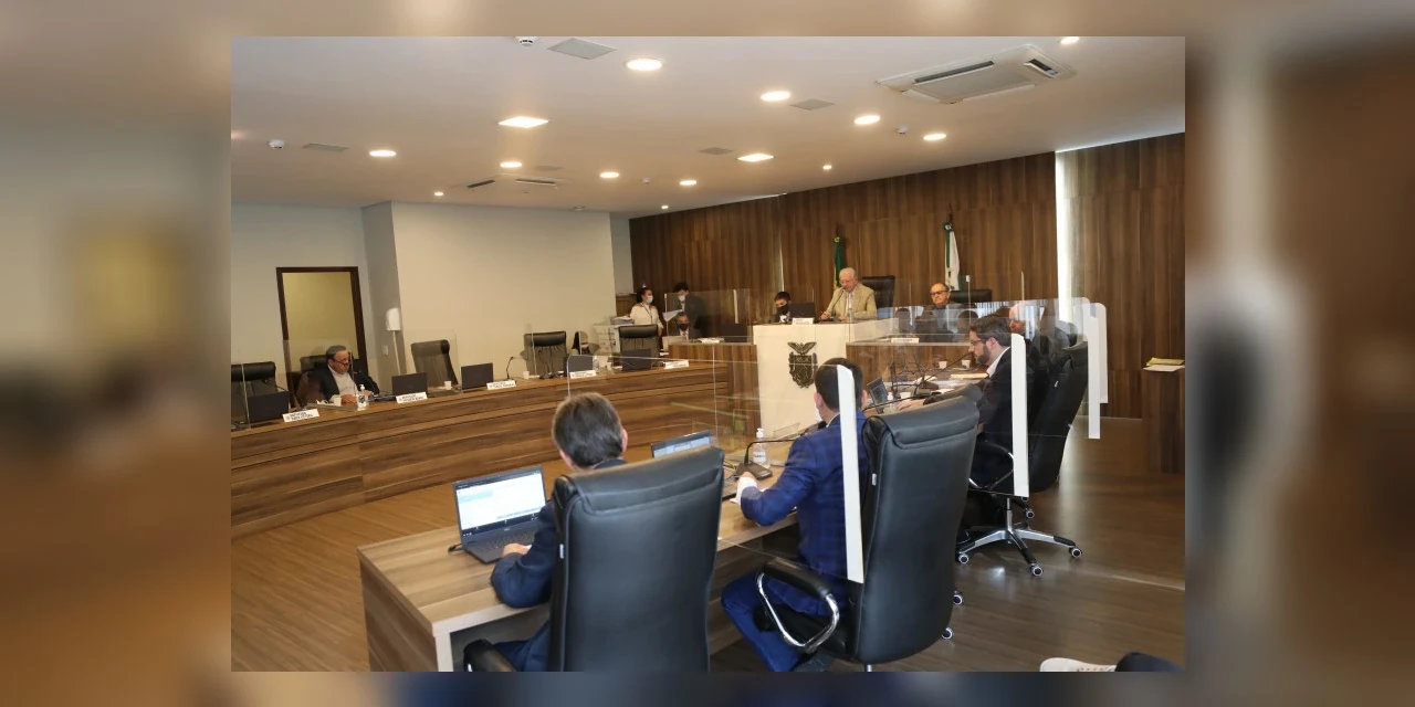 CCJ aprova projeto que reajusta piso salarial dos professores paranaenses