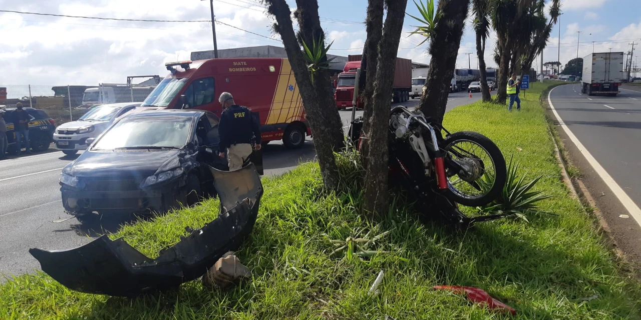 Acidente na Avenida Souza Naves deixa motociclista ferido