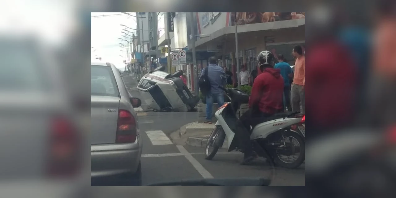 Acidente no centro de PG causa capotamento