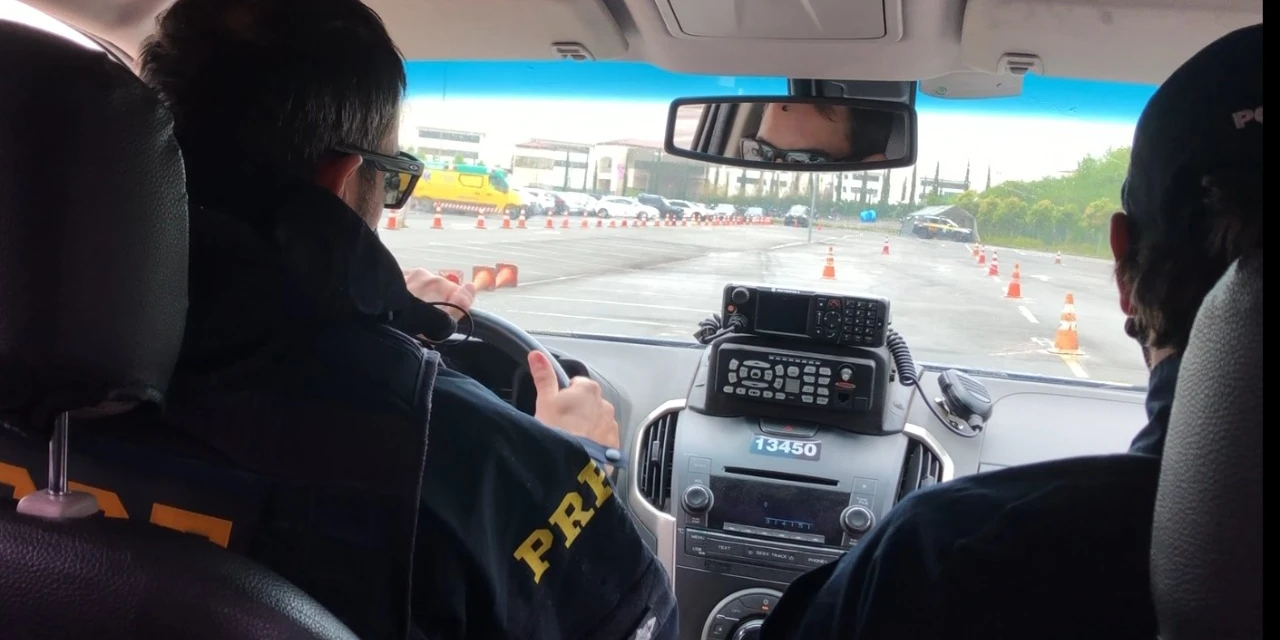PRFs treinam técnicas para condução de viaturas em acompanhamentos táticos