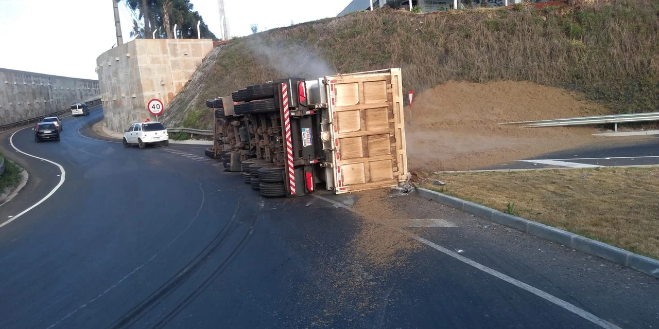Caminhão carregado com grãos tomba na BR-376 em PG