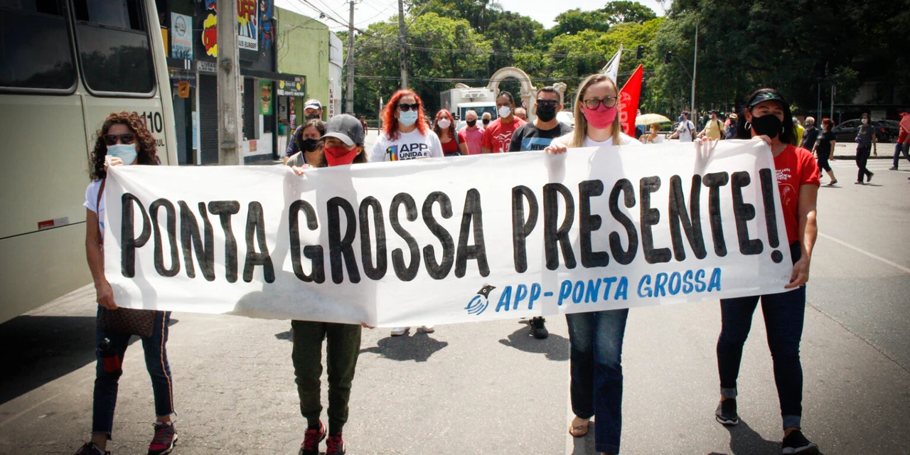 Professores fazem manifestação de três dias em Curitiba contra 'pacote de valorização' anunciado