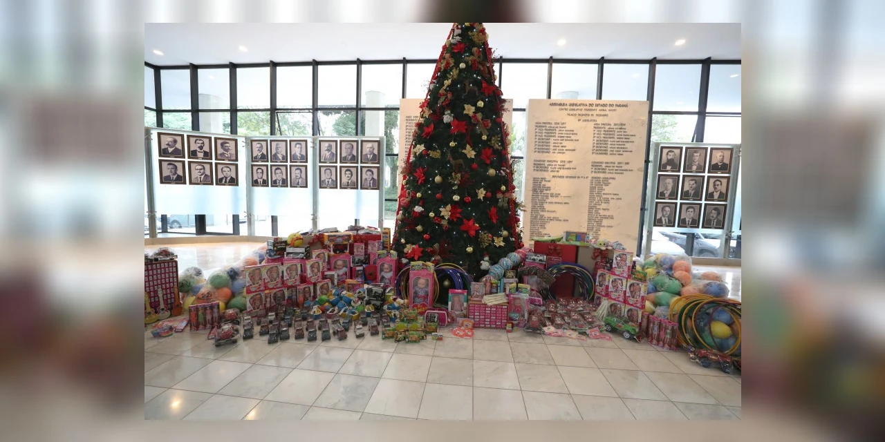 Assembleia arrecadou 1650 brinquedos para o Natal de crianças carentes do Paraná