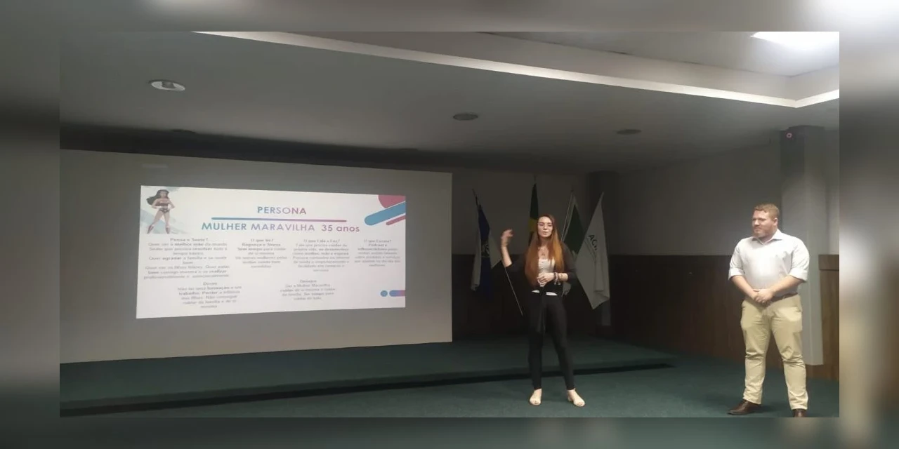 Alunos da Universidade de Negócios apresentam projetos para empresários da região