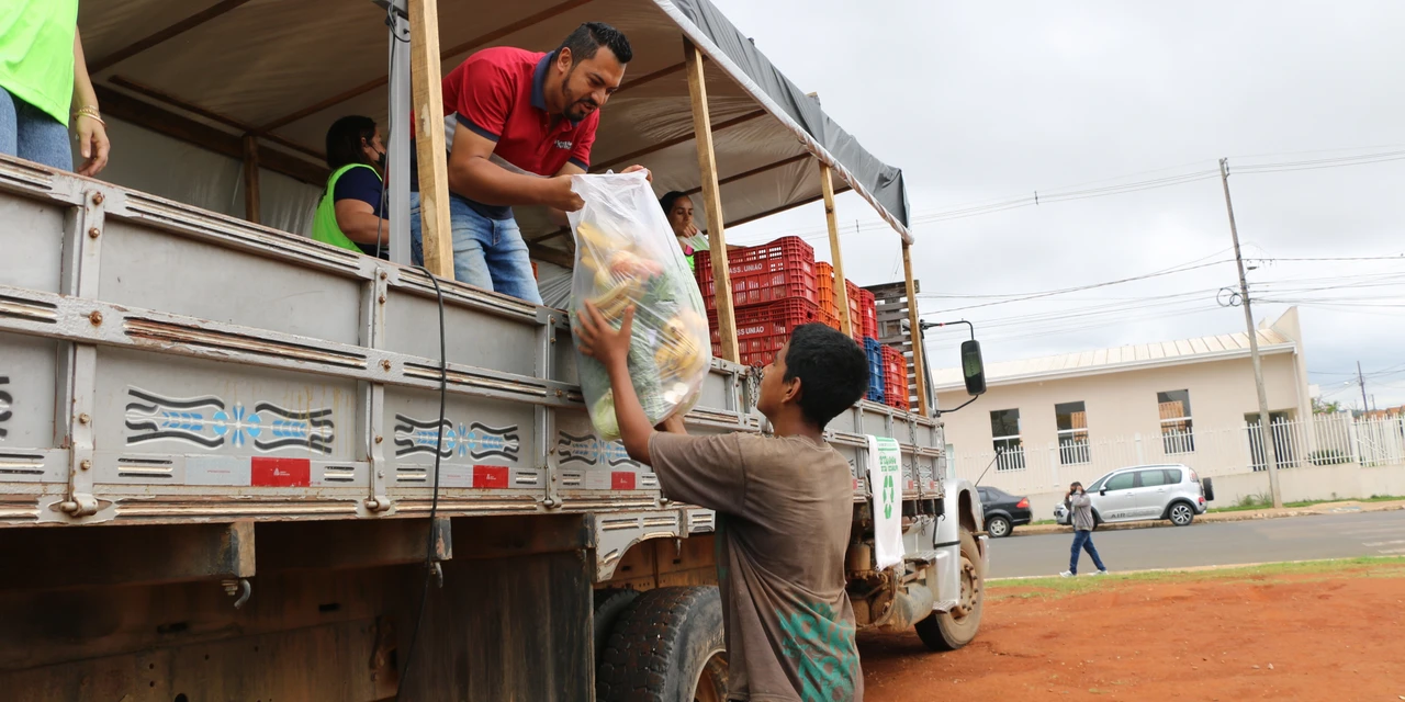 EcoFeira distribui uma tonelada de alimentos em Castro