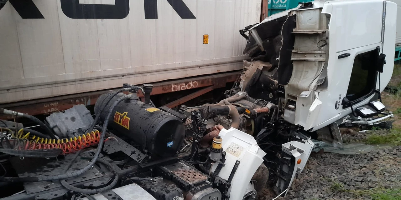 Acidente envolvendo carreta e trem na BR-153 mobiliza PRF