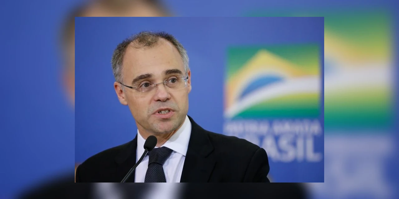 Um dia após posse, André Mendonça é sorteado relator de denúncia contra Bolsonaro