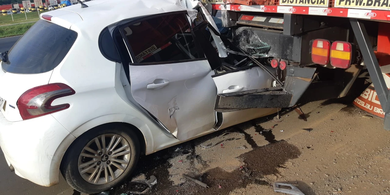 Acidente entre carro e caminhão na BR-376 deixa duas pessoas gravemente feridas neste sábado em PG