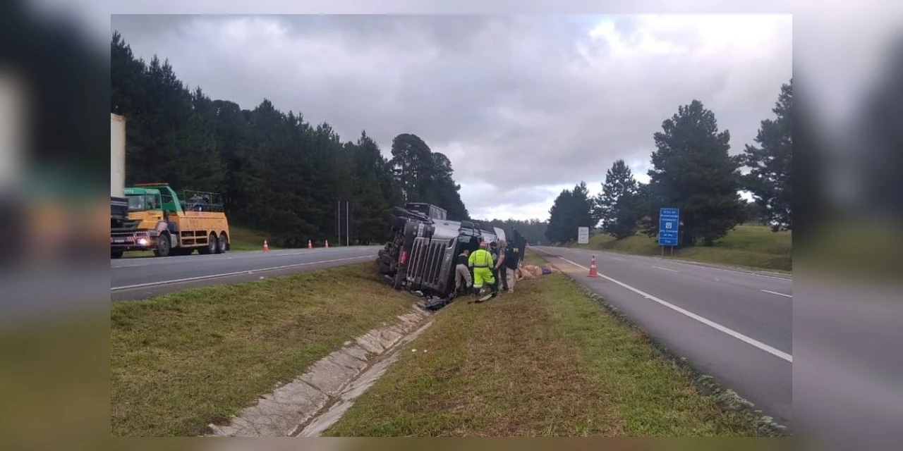 No Paraná, caminhoneiro morre após tombar carreta