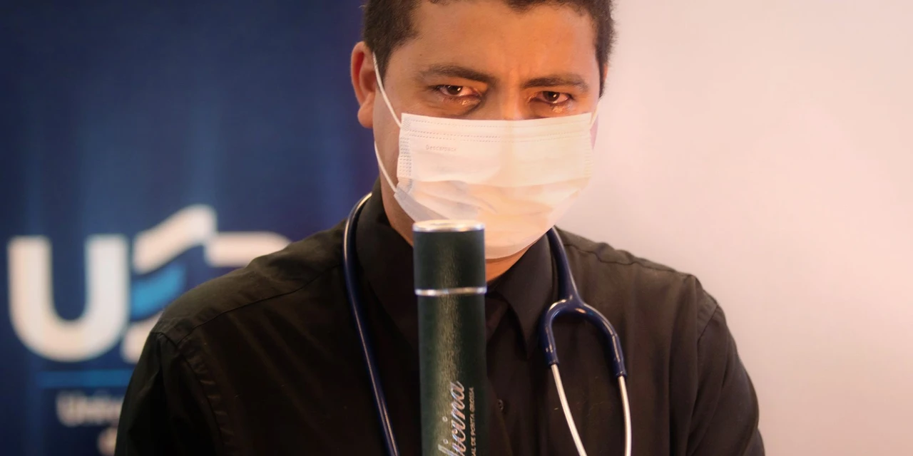 Fotos: Numa solenidade emocionante, 70 graduandos da UEPG recebem imposição de grau