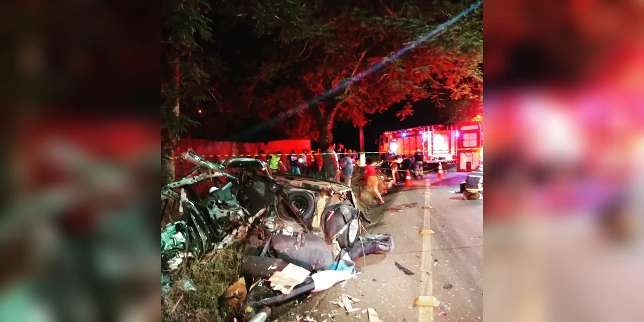 Carro parte ao meio em acidente registrado em cidade do Paraná