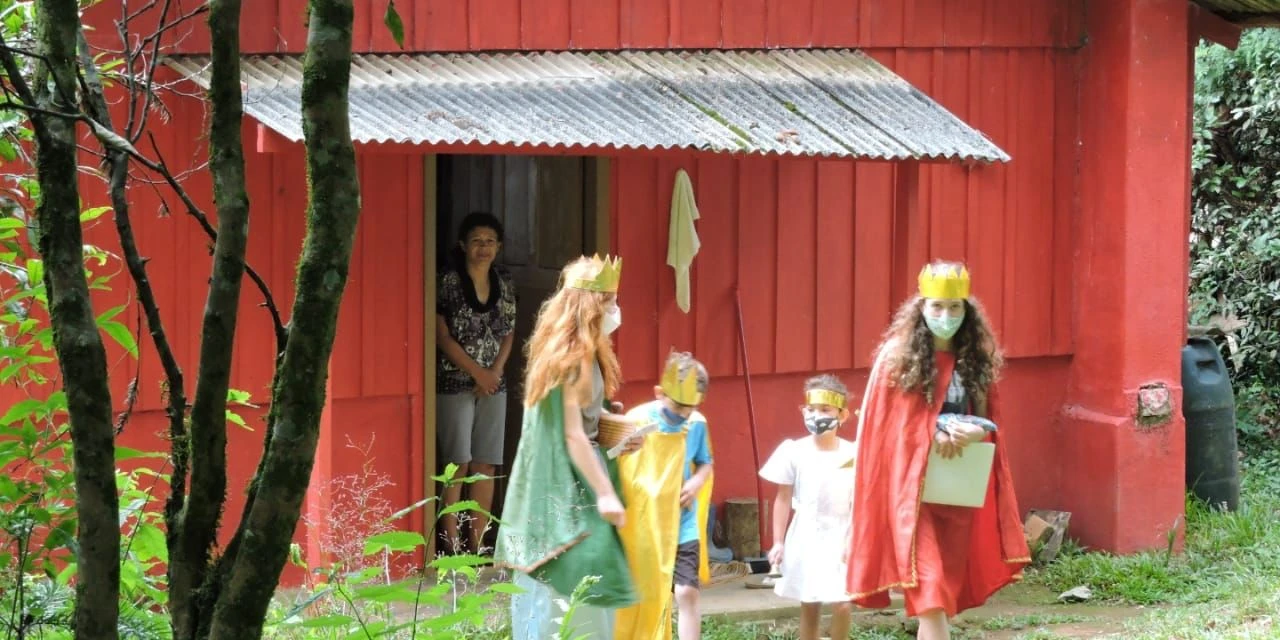 Tradição leva crianças vestidas de Reis Magos às ruas em colônia alemã de Castro