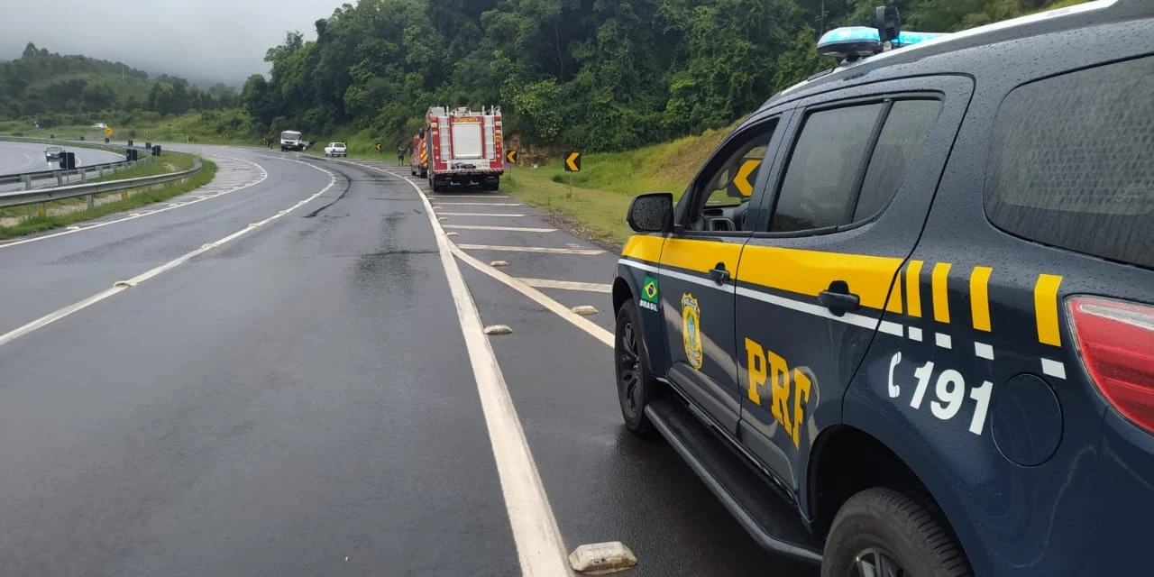 PRF atende capotamento com vítimas graves nos Campos Gerais