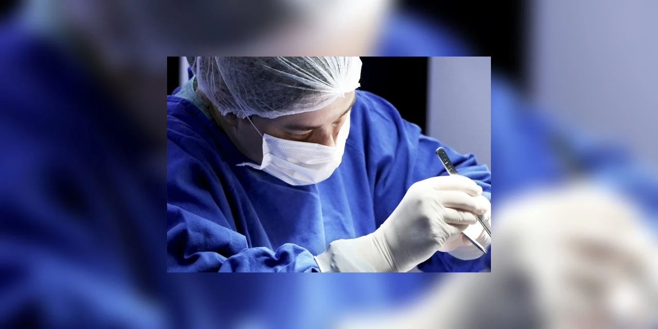 Homem se recupera após transplante com coração de porco
