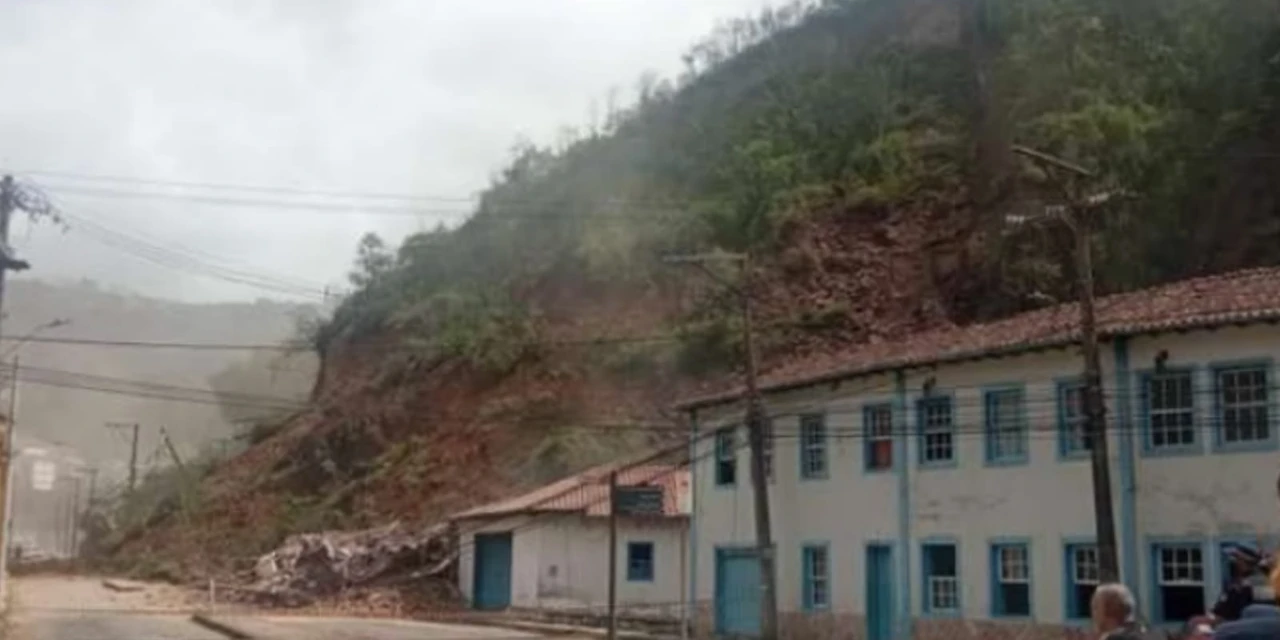 Imagens impressionantes mostram morro desabando e atingindo casarões históricos em Minas Gerais