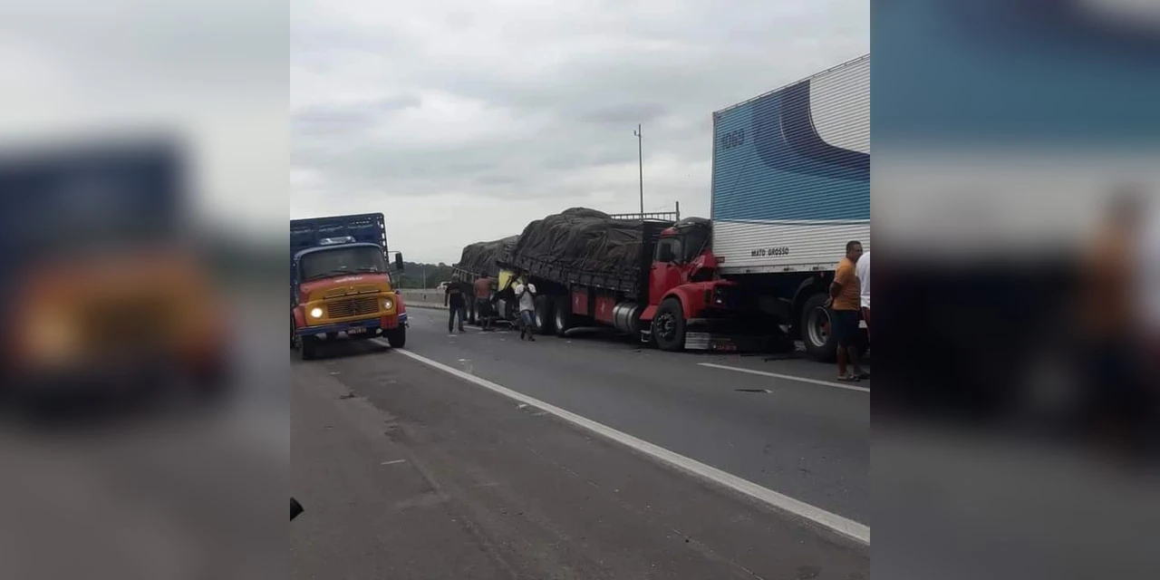 Engavetamento com quatro caminhões mata casal em São José dos Pinhais