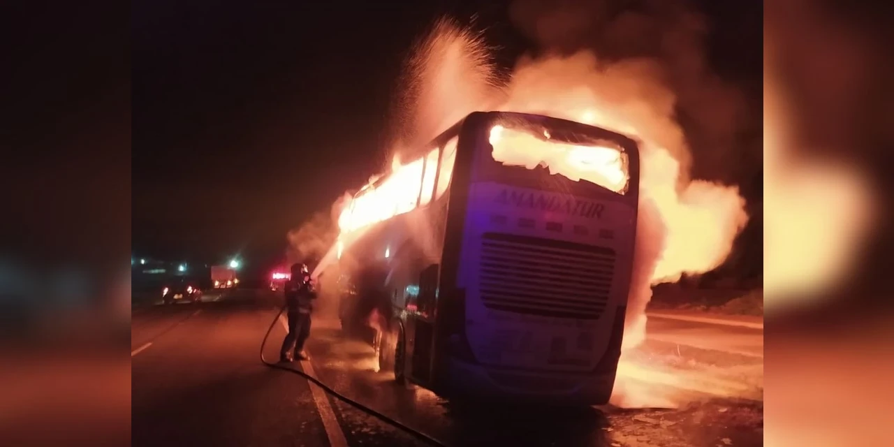 Ônibus com 32 passageiros pega fogo em rodovia paranaense
