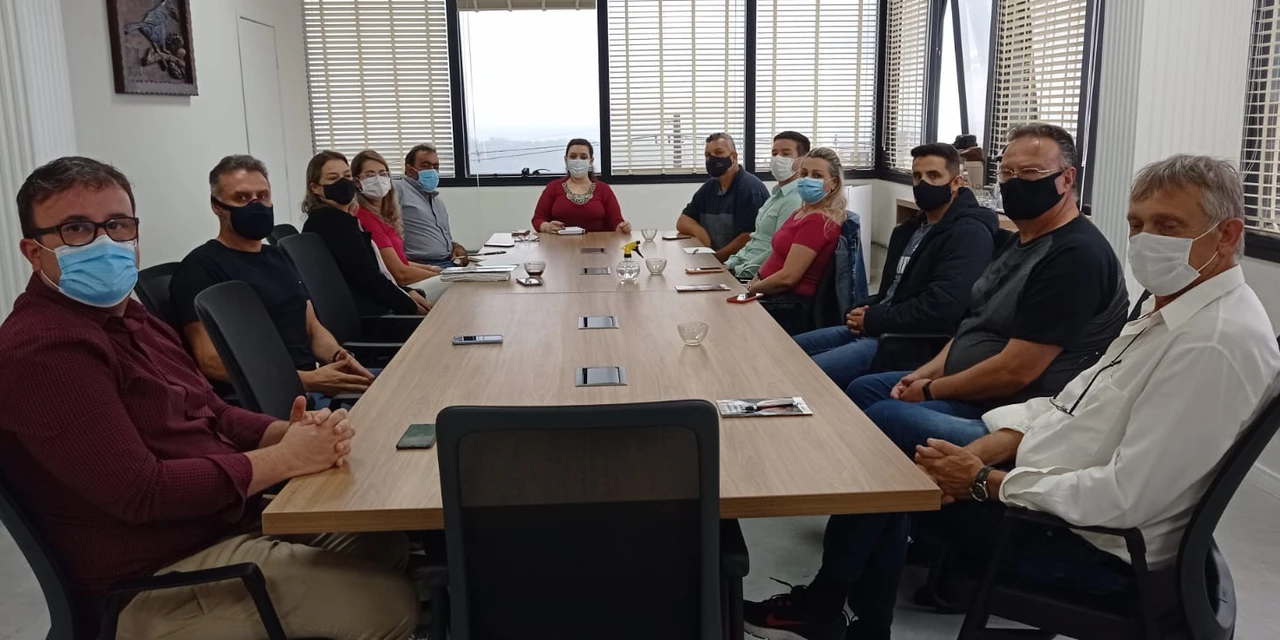 Prefeita de Carambeí, Elisangela Pedroso, reúne secretários para debater demandas de 2022